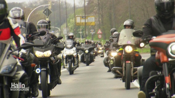 Motorradfahrer im Konvoi. © Screenshot 