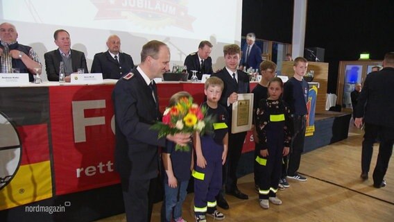 Papa mit seinen Kindern bei Feuerwehr-Fest. © Screenshot 