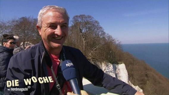 Mann auf dem Skywalk am Königsstuhl. © Screenshot 