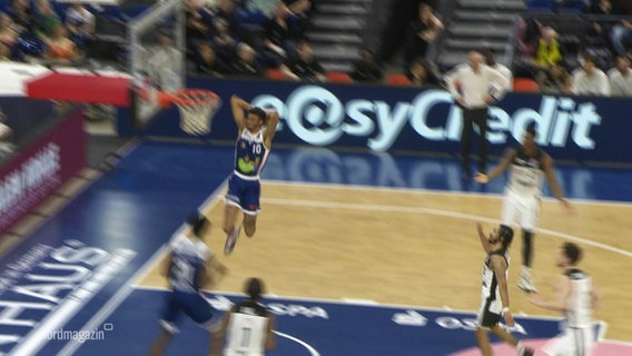 Ein Basketballspieler der Rostock Seawolves setzt zum Slamdunk an. © Screenshot 