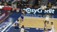Ein Basketballspieler der Rostock Seawolves setzt zum Slamdunk an. © Screenshot 