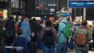 Viele Menschen sind auf eine Bahnsteig im Hamburger Hauptbahnhof unterwegs. © Screenshot 