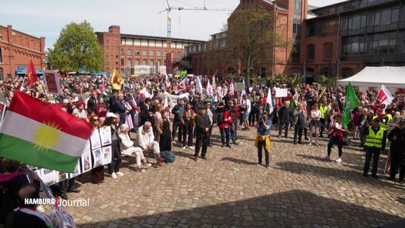Viele Demonstrierende stehen bei einer Kundgebung auf dem Platz vor dem Museum für Arbeit in Hamburg-Barmbek. © Screenshot 