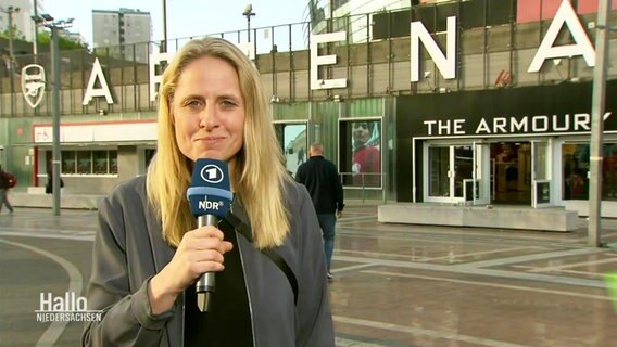 Eine Reporterin steht vor dem Stadion in London. © Screenshot 