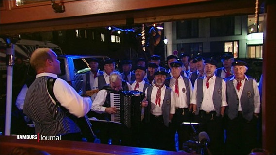 Der Hamburger Shanty-Chor "De Tampentrekker" singt in der Sendung Inas Nacht vor dem Lokal. © Screenshot 