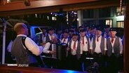 Der Hamburger Shanty-Chor "De Tampentrekker" singt in der Sendung Inas Nacht vor dem Lokal. © Screenshot 