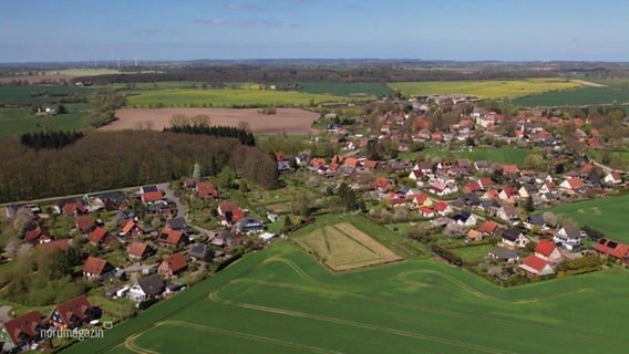 Blick aus der Vogelperspektive über eine größere Dorfschaft. © Screenshot 