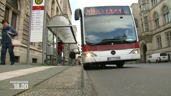 Ein Bus hält an einer Haltestelle. © Screenshot 