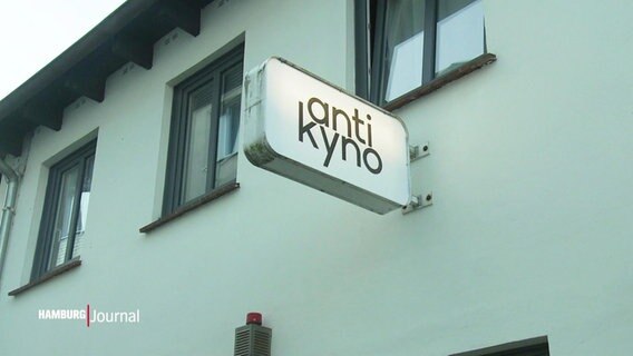 An einer Hausfassade hängt das leuchtende Schild des "Antikyno". © Screenshot 