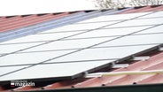 Nahaufnahme von Solaranlagen auf einem Dach. © Screenshot 