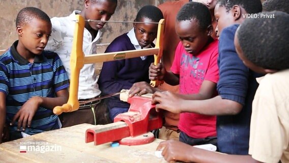 Kinder aus Tansania bauen mit Unterstützung einer Kappeler Tischlerei Möbel für eine Mädchenschule vor Ort. © Screenshot 