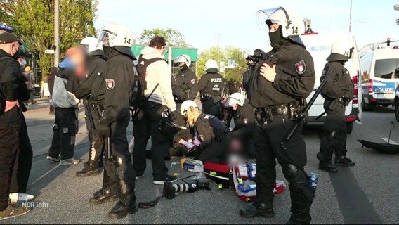 Ein Demonstrant muss nach der Attacke eines Polizisten medizinisch versorgt werden. © Screenshot 