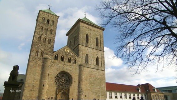 Viele Gebäude, wie diese Kirche, stehen leer und sollen verkauft werden. © Screenshot 