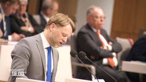 Der niedersächsische Finanzminister Gerald Heere bei einer Rede im Landtag. © Screenshot 