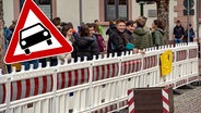 Eingezäunte Schüler eines Gymnasiums in Schönau. (extra 3 vom 04.05.2023 im Ersten) © NDR 
