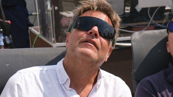 Wirtschaftsminister Robert Habeck mit einer großen Sonnenbrille. (extra 3 vom 04.05.2023 im Ersten) © NDR 