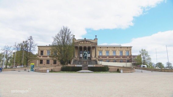 Blick auf ein historisches Museum mit einem großen Eingangsportal und zwei Flügel-Anbauten. © Screenshot 