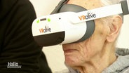 Der Bewohner eines Pflegeheimes trägt eine VR-Brille. © Screenshot 