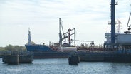 Schiffe liegen am Rostocker Hafen. © Screenshot 