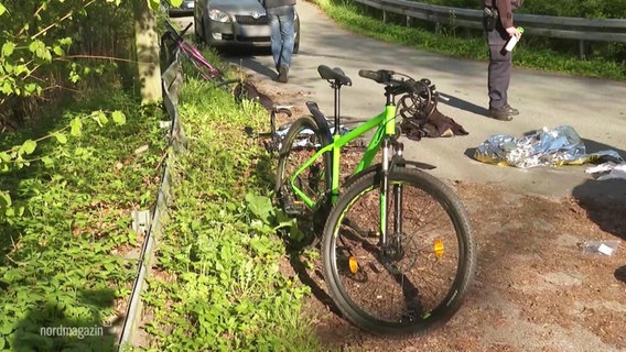 Ein Fahrrad steht an einem Unfallort. © Screenshot 
