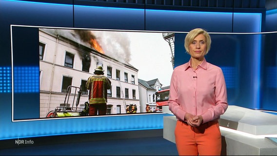 Susanne Stichler moderiert NDR Info 21:45. © Screenshot 