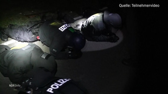 Polizisten machen Belastungssport bei Nacht. © Screenshot 