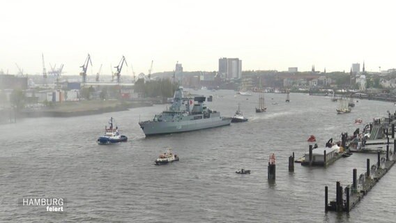 Die "Fregatte Hamburg" führt die Einlaufparade an. © Screenshot 