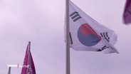 Die Flagge Süd-Koreas ist weht an einem Fahnenmast. © Screenshot 