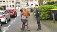Fahrradfahrer wird von der Polizei kontrolliert. © Screenshot 