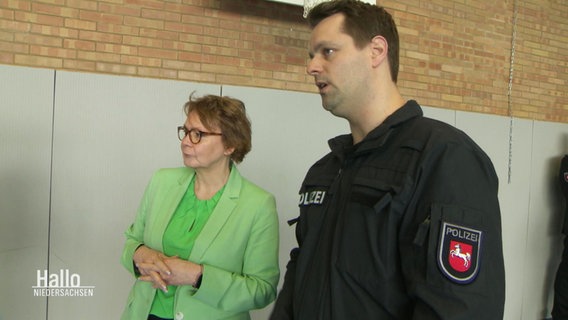 Innenministerin Daniela Behrens bei der Polizei. © Screenshot 
