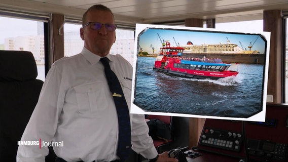 HADAG-Kapitän Kurt Richter steht in der Führerkabine eines Schiffes und steuert das Schiff. Im Vordergrund ist ein Bild einer HADAG-Fähre eingeblendet. © Screenshot 