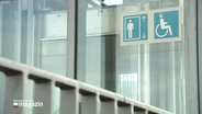 Blick auf die Türen eines Aufzugs an einem Bahnhof mit den Piktogrammen für Aufzug und Rollstuhlfahrenden. © Screenshot 