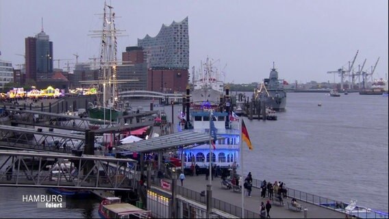 Blick auf einen Teil der Hamburger Landungsbrücken. Im Hintergrund steht die Elbphilharmonie © Screenshot 