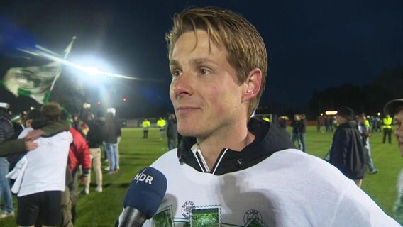 Lukas Pfeiffer, Trainer des VfB Lübeck © Screenshot 