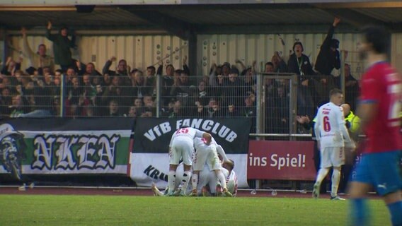 Die Spieler des VfB Lübeck feiern im Spiel bei Drochtersen/Assel das Siegtor von Marvin Thiel. © Screenshot 