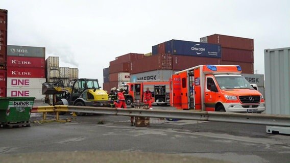Rettungswagen stehen auf einem Firmengelände auf der Veddel. © Screenshot 