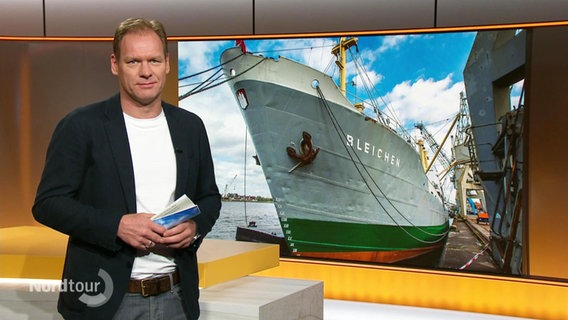 Moderator Thilo Tautz, im Hintergrund ein Bild von einem Schiff. © Screenshot 