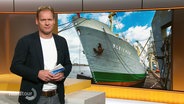 Moderator Thilo Tautz, im Hintergrund ein Bild von einem Schiff. © Screenshot 