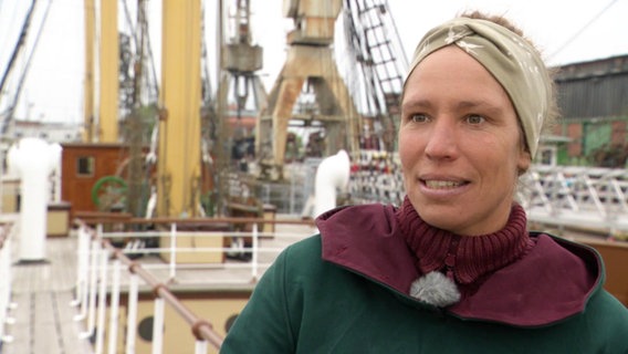Die Seglerin Laura Lünenschloss im Interview, im Hintergrund das Deck des Traditionsseglers. © Screenshot 