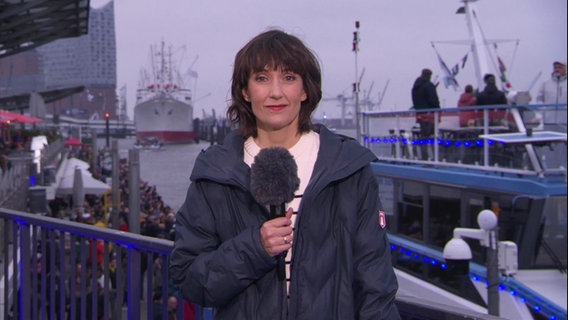 Moderatorin Theresa Pöhls berichtet live vom Hafengeburtstag. © Screenshot 