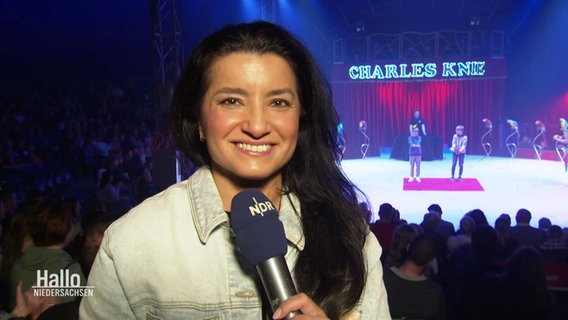Reporterin Nadia Yaqub berichtet live aus einer Vorstellung von Zirkus Knie in Wilhelmshaven. © Screenshot 