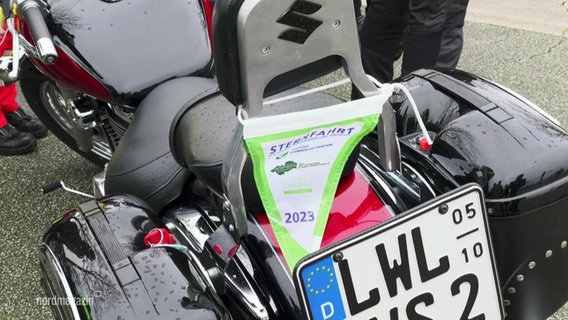 Ein Wimpel mit dem Aufdruck "Sternfahrt" hängt am hinteren Teil eines Motorrads. © Screenshot 