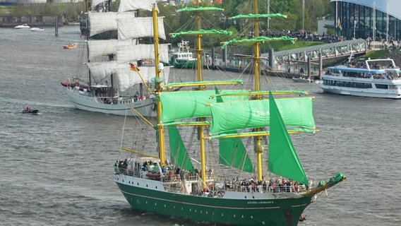 Die Auslaufparade beim Hamburger Hafengeburtstag 2023. © NDR 