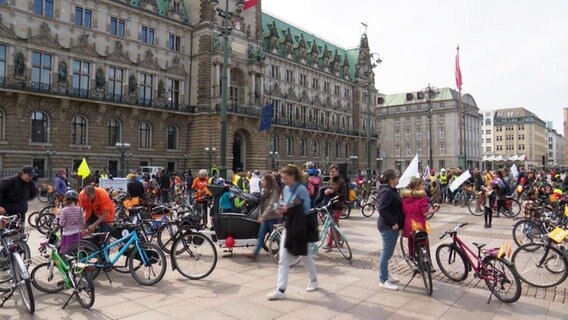 Fahrradfahrende vor dem Hamburger Rathaus. © Screenshot 