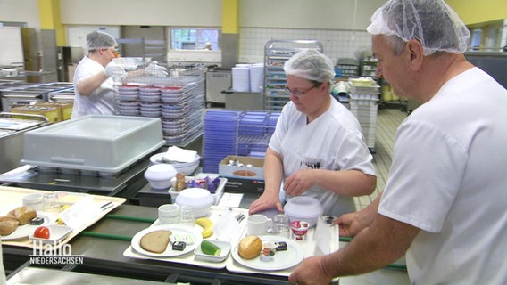 Angestellte einer Großküche des Braunschweiger Klinikums bei der Arbeit. © Screenshot 
