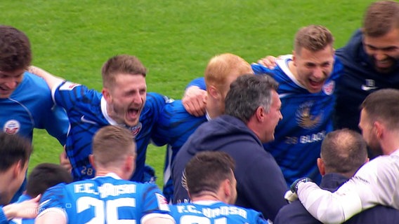 Die Spieler des Hansa Rostock nach einem wichtigen Sieg. © Screenshot 