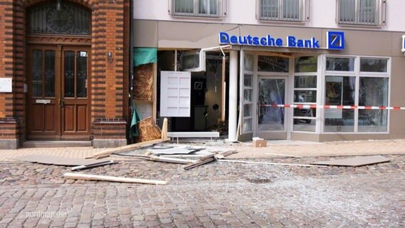 Eine gesprengte Filiale der Deutschen Bank in Grevesmühlen. © Screenshot 