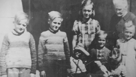 Ein Schwarz-Weiß-Foto von einer Gruppe Kindern. © Screenshot 