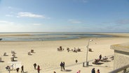 Menschen und Strandkörbe am Strand von Borkum. © Screenshot 