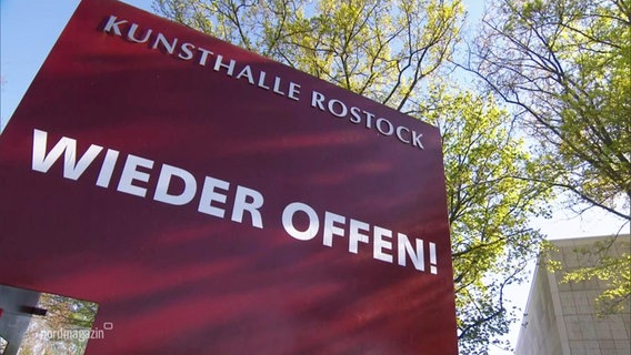 Ein rotes Schild mit der Aufschrift:"Kunsthalle Rostock - Wieder Offen!" © Screenshot 
